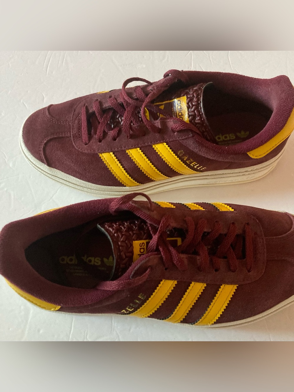 adidas GAZELLE Women’s SZ 7.5 Burgundy Suede Sneakers with Gold Stripes - Picture 2 of 13